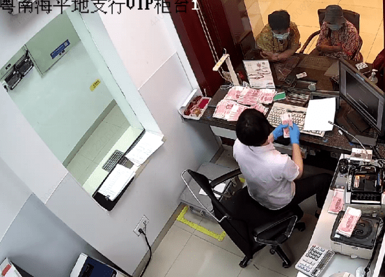 农行南海分行：耐心兑换残损币 保护消费者财产安全