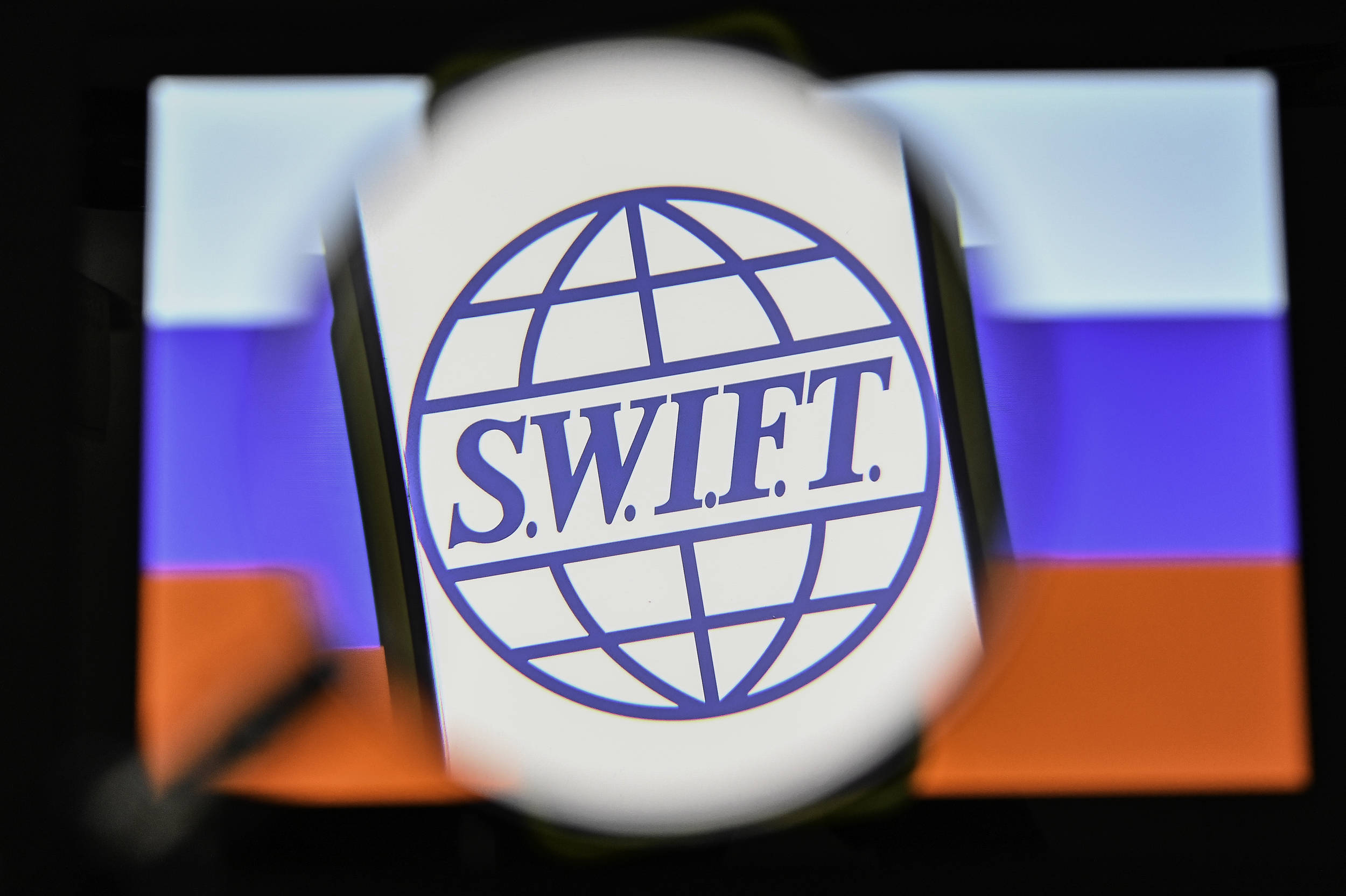 俄罗斯和伊朗抛弃SWIFT系统进行交易<strong></p>
<p>本币交易</strong>，“去美元化”促进本币结算合作