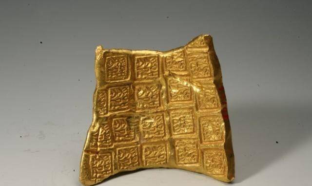 孩子在河边玩耍<strong></p>
<p>货币价值排行榜</strong>，不料捡到“巧克力”，专家：楚国货币，价值过亿
