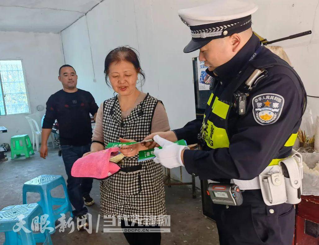 南明交警：交安宣传不停歇 密织出行“防护网”