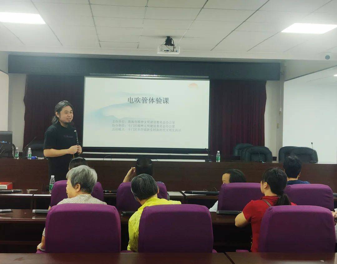 当村里的“银发族”玩起​<strong></p>
<p>玩币族</strong>了音乐
