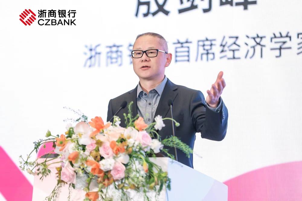 专访殷剑峰： 建立主权信用货币发行模式<strong></p>
<p>货币发行费</strong>，锻造强大的人民币