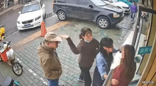 公职夫妻因挪车将女子打骨折<strong></p>
<p>法币账户</strong>，想40万私了？通报来了