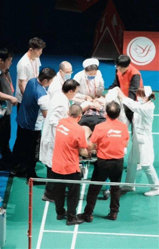 羽毛球世界第一石宇奇比赛中突发意外<strong></p>
<p>eth币多少一个</strong>，被担架抬走后留院观察