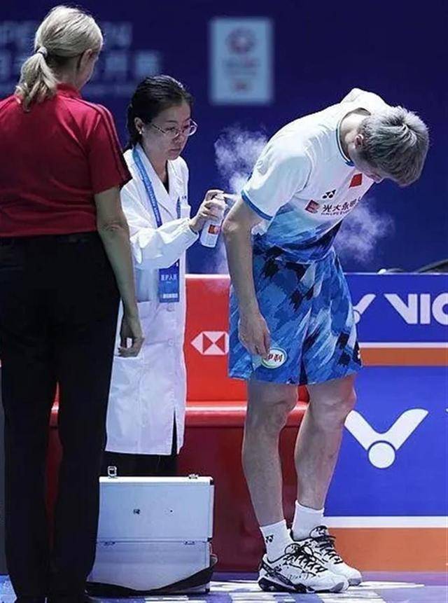 羽毛球世界第一石宇奇比赛中突发意外<strong></p>
<p>eth币多少一个</strong>，被担架抬走后留院观察