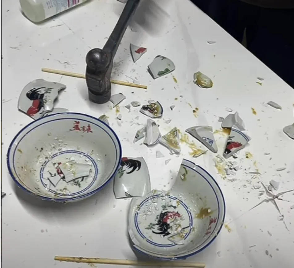 网红夫妇被传有传染病<strong></p>
<p>云币网eth充值地址</strong>，餐馆砸餐具撇清？官方回应