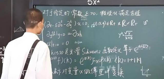 韦东奕上课照片走红<strong></p>
<p>云币网eth充值地址</strong>，新发型吸睛，网友：板书真漂亮，可惜看不懂