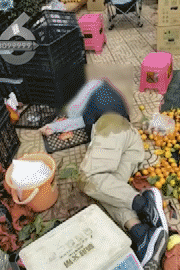 昆明一老人赶集摔倒压坏水果摊！中午就带着家属找来了<strong></p>
<p>关于etf套利交易</strong>，摊主慌了……