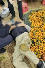 昆明一老人赶集摔倒压坏水果摊！中午就带着家属找来了<strong></p>
<p>关于etf套利交易</strong>，摊主慌了……