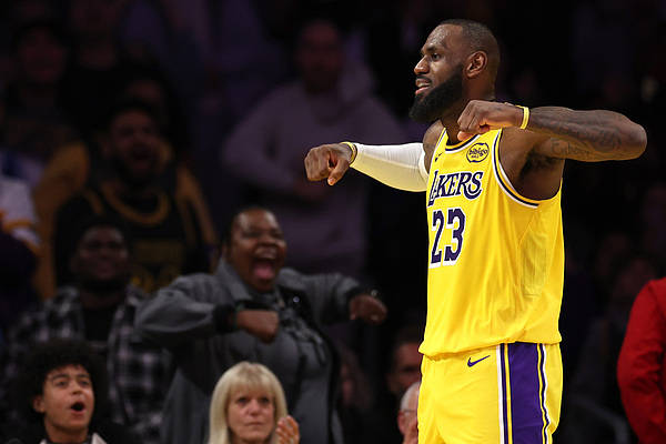 NBA｜连续三场三双<strong></p>
<p>炒币入门专业教程</strong>！詹姆斯越老越妖 湖人击败灰熊名次对调