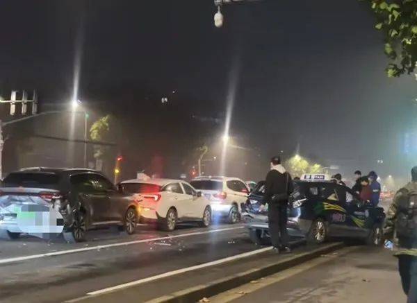 凌晨<strong></p>
<p>币圈交易30秒看涨跌</strong>，上海一路口多车追尾！目击者：疑似大货车惹祸，撞击力度大