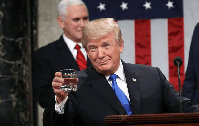 打<strong></p>
<p>现货otc交易模式</strong>，奉陪到底！特朗普将“反华急先锋”踢出内阁，但后招更狠！