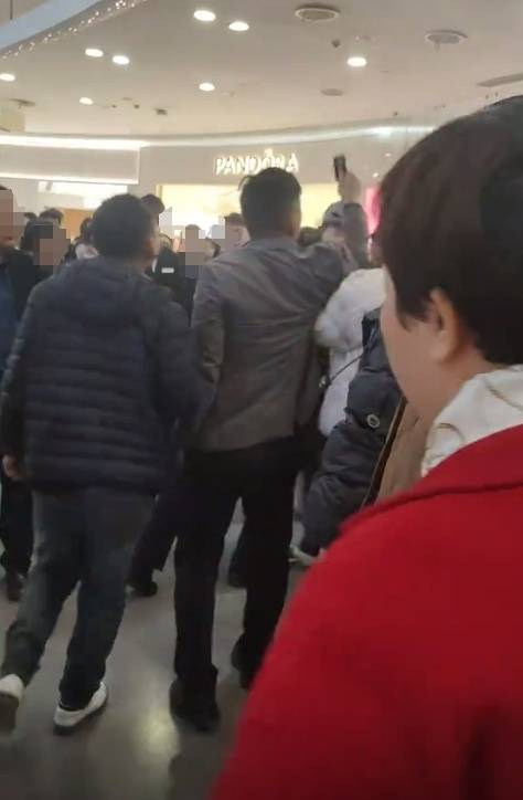 工资被折换成郑州一商场购物卡<strong></p>
<p>波场币多少钱一个</strong>，每月仅一天能使用，律师：以购物卡支付工资或涉嫌违法