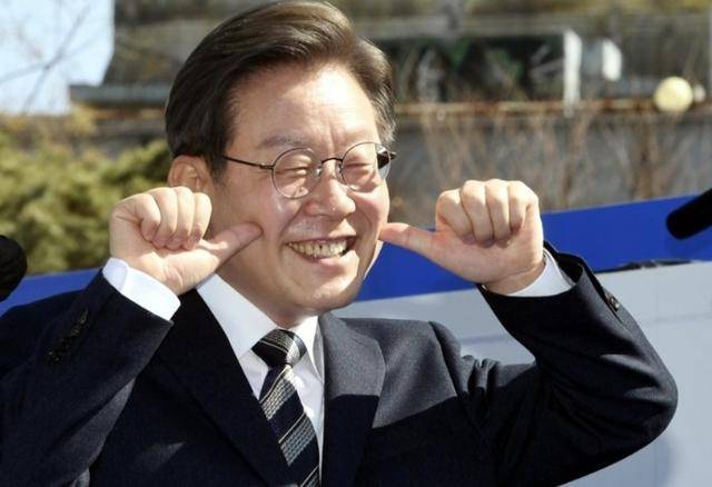 执政党捏着鼻子要“保尹”<strong></p>
<p>rvn币价格行情</strong>，尹锡悦的总统宝座，将由8个人决定