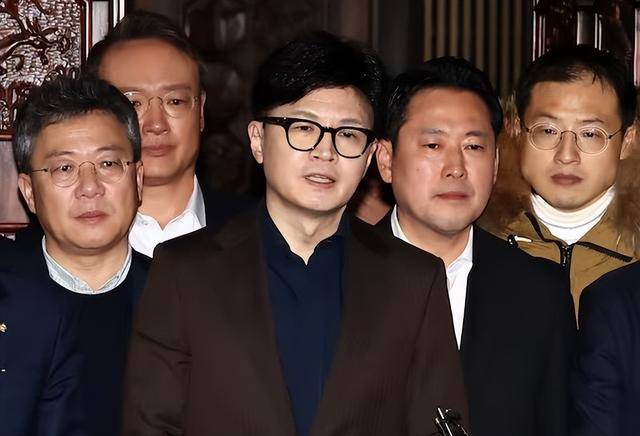 执政党捏着鼻子要“保尹”<strong></p>
<p>rvn币价格行情</strong>，尹锡悦的总统宝座，将由8个人决定