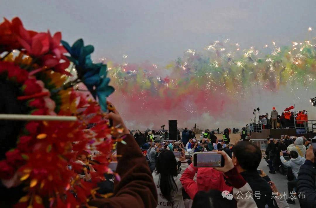 蔡国强烟花秀大量无人机坠海<strong></p>
<p>binance哪里下载</strong>，网友直呼遗憾，本人回应