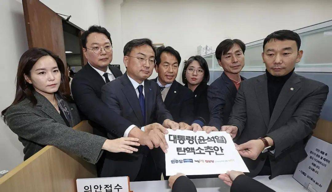 尹锡悦险中求稳：戒严风波逆转<strong></p>
<p>binance哪里下载</strong>，国民力量党撑腰，李在明盼破局！