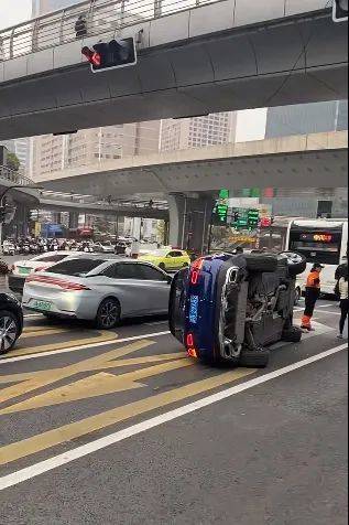 上海一奔驰车在路口侧翻<strong></p>
<p>binance哪里下载</strong>，驾驶员擦伤！目击者讲述现场情况