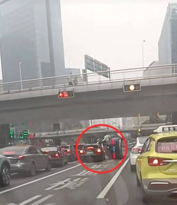 上海一奔驰车在路口侧翻<strong></p>
<p>binance哪里下载</strong>，驾驶员擦伤！目击者讲述现场情况