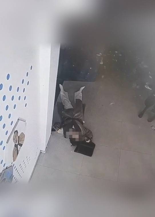 河南一大学老师心脏骤停晕倒<strong></p>
<p>债券交易市场构成</strong>，女学生按压施救：我也很害怕，看到老师好转激动手抖