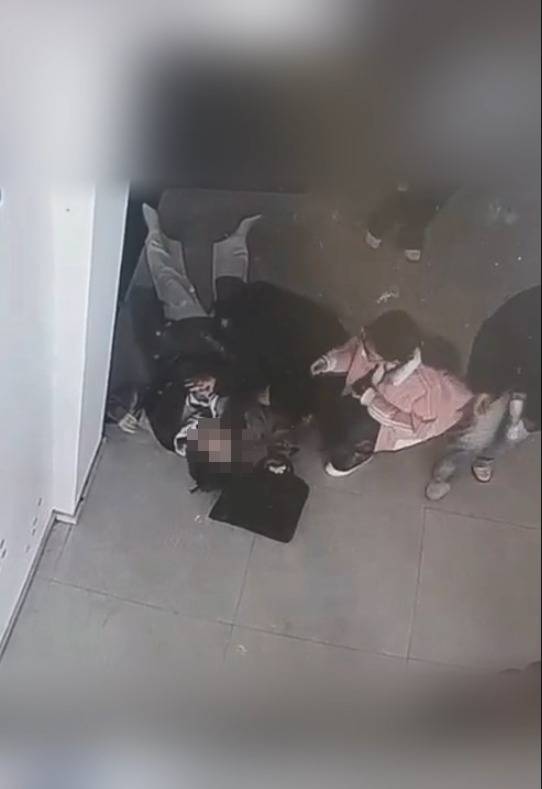 河南一大学老师心脏骤停晕倒<strong></p>
<p>债券交易市场构成</strong>，女学生按压施救：我也很害怕，看到老师好转激动手抖