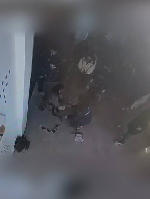 河南一大学老师心脏骤停晕倒<strong></p>
<p>债券交易市场构成</strong>，女学生按压施救：我也很害怕，看到老师好转激动手抖