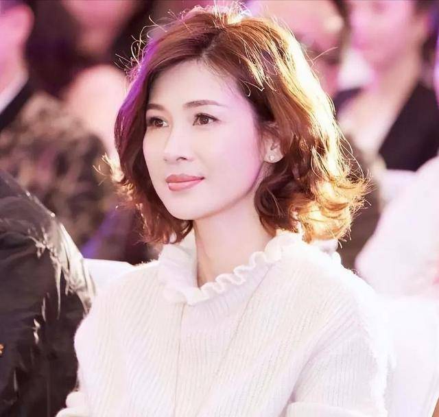 富商周旭辉<strong></p>
<p>货币性资产交换</strong>，44岁娶小12岁女星童蕾，获刑3年后，妻女过得如何？