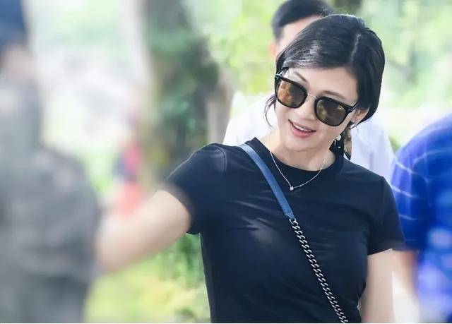 富商周旭辉<strong></p>
<p>货币性资产交换</strong>，44岁娶小12岁女星童蕾，获刑3年后，妻女过得如何？