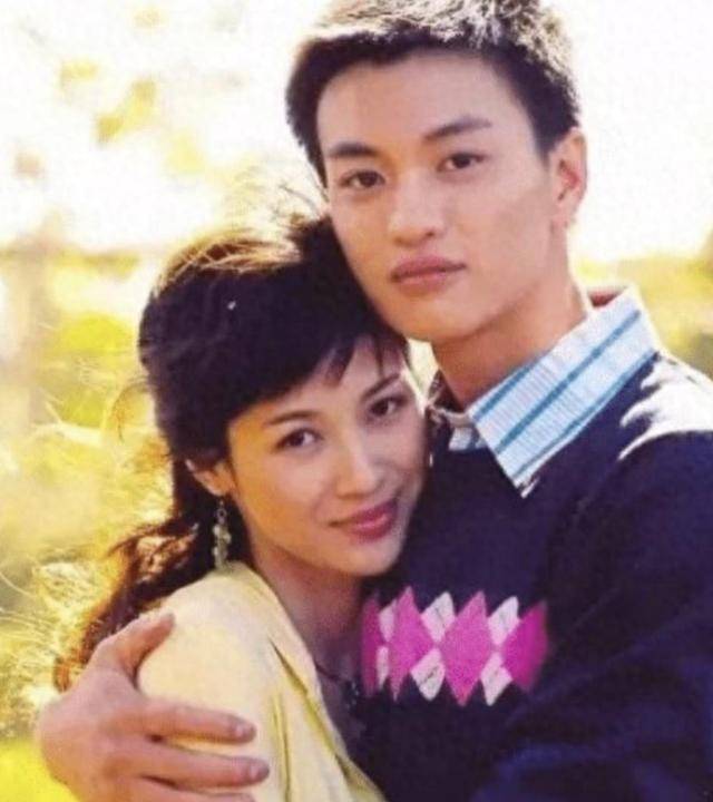 富商周旭辉<strong></p>
<p>货币性资产交换</strong>，44岁娶小12岁女星童蕾，获刑3年后，妻女过得如何？