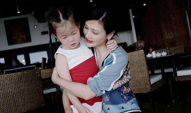 富商周旭辉<strong></p>
<p>货币性资产交换</strong>，44岁娶小12岁女星童蕾，获刑3年后，妻女过得如何？