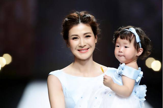 富商周旭辉<strong></p>
<p>货币性资产交换</strong>，44岁娶小12岁女星童蕾，获刑3年后，妻女过得如何？