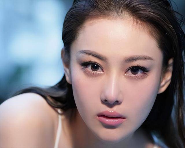 富商周旭辉<strong></p>
<p>货币性资产交换</strong>，44岁娶小12岁女星童蕾，获刑3年后，妻女过得如何？