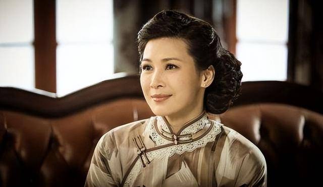 富商周旭辉<strong></p>
<p>货币性资产交换</strong>，44岁娶小12岁女星童蕾，获刑3年后，妻女过得如何？