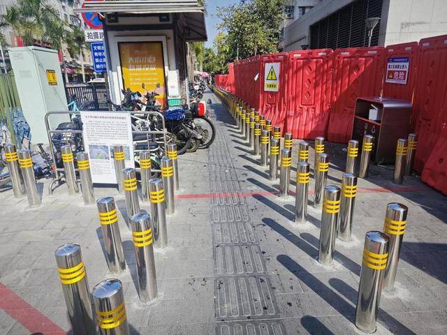 广州一地铁口出现密集隔离柱<strong></p>
<p>binance查询币价</strong>，当地街道办：防止电动车乱停乱放