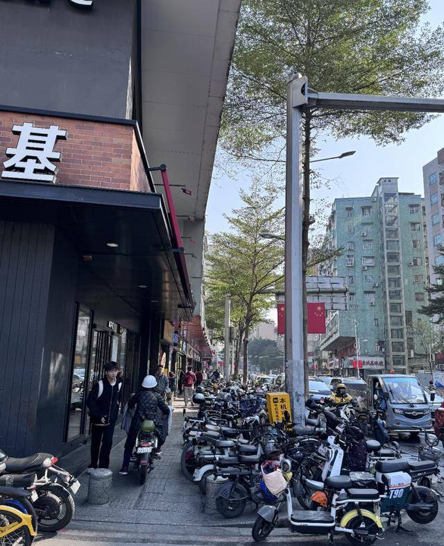 广州一地铁口出现密集隔离柱<strong></p>
<p>binance查询币价</strong>，当地街道办：防止电动车乱停乱放