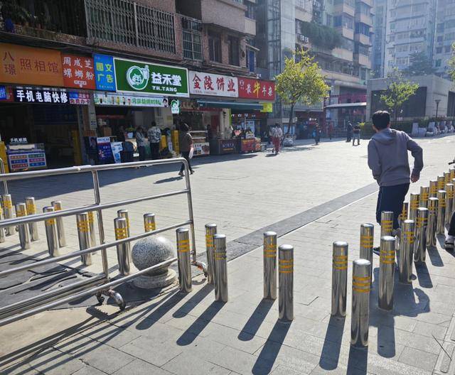 广州一地铁口出现密集隔离柱<strong></p>
<p>binance查询币价</strong>，当地街道办：防止电动车乱停乱放