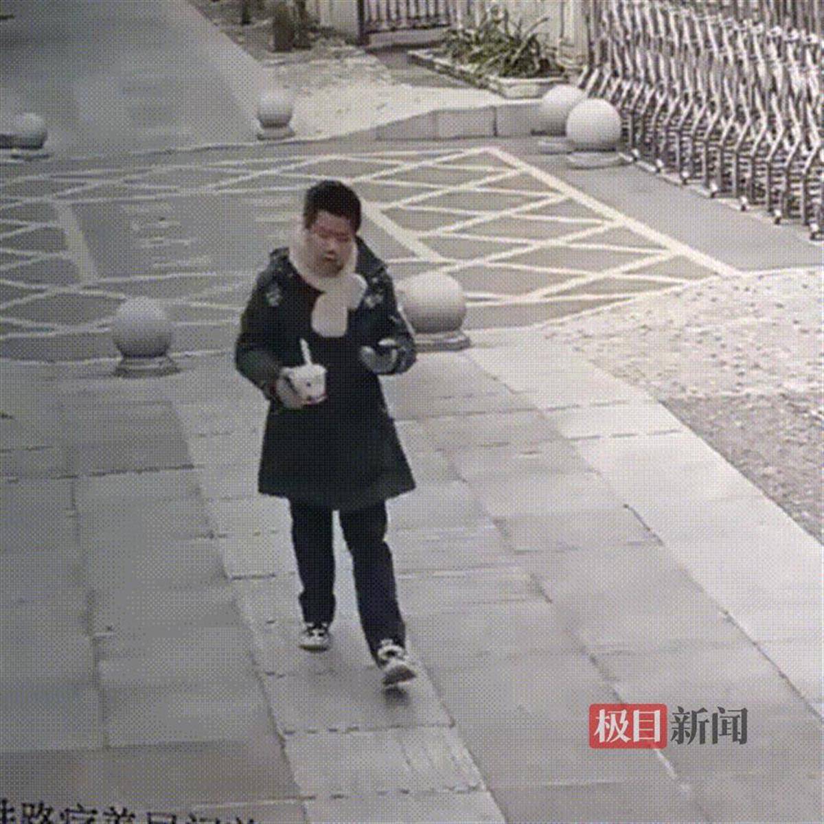 湖北咸宁一学生放学路上捡到手机交给警方<strong></p>
<p>wanchain币上哪买</strong>，民警和失主进校给他送“大礼包”