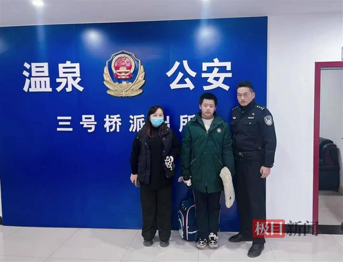 湖北咸宁一学生放学路上捡到手机交给警方<strong></p>
<p>wanchain币上哪买</strong>，民警和失主进校给他送“大礼包”