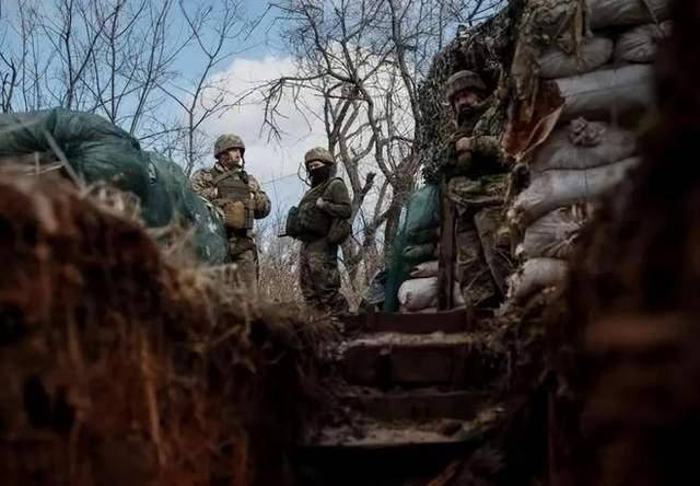 “兵书”看了不少！乌军2名伞兵深夜突袭<strong></p>
<p>恒生etf交易规则</strong>，意外活捉14名俄军