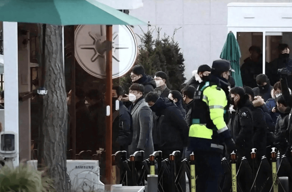 韩国政坛一夜大乱！150人冲进总统府<strong></p>
<p>富国收益宝交易型货币b</strong>，尹锡悦组织一万支持者拒捕