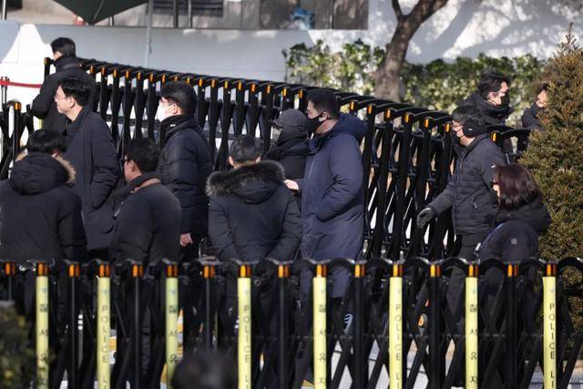 韩国政坛一夜大乱！150人冲进总统府<strong></p>
<p>富国收益宝交易型货币b</strong>，尹锡悦组织一万支持者拒捕