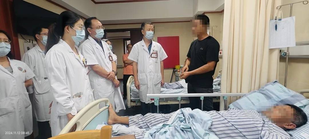 广州一“老酒鬼”路边捡到宝<strong></p>
<p>货币市场进入门槛</strong>，笑着笑着倒下了……