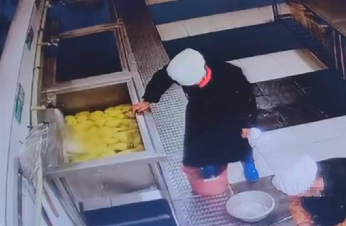 食堂人员用脚踩食材<strong></p>
<p>货币市场进入门槛</strong>，江西新余十六中校长被免职，市监局：举一反三保障食品安全
