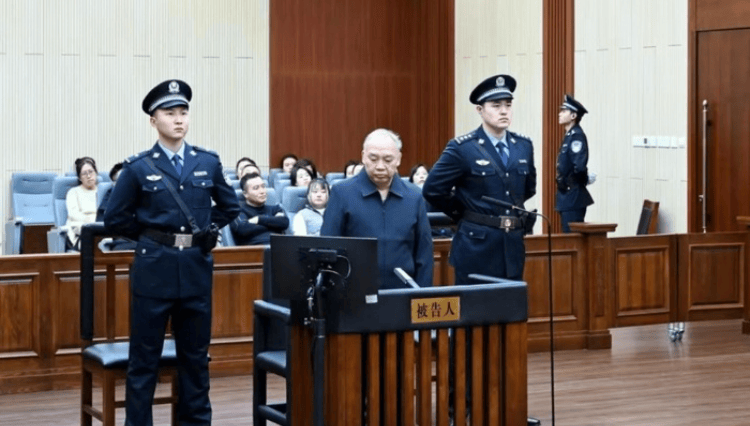 又一“烟草虎”<strong></p>
<p>债券现券交易收费标准</strong>！国家烟草专卖局原副局长张天峰被查 系今年首个落马中管干部