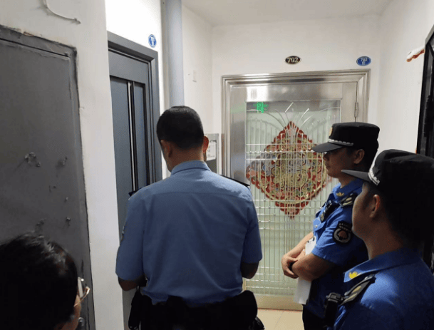 “太恶心了<strong></p>
<p>债券现券交易收费标准</strong>！”楼上邻居将饭厅位置改成厕所……