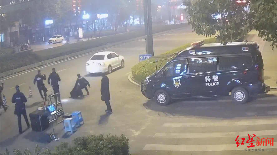 男子车内放疑似枪支遇检查强行冲卡致一辅警被拖行受伤<strong></p>
<p>刷快币的软件下载</strong>，已被抓获！“枪支”正在鉴定