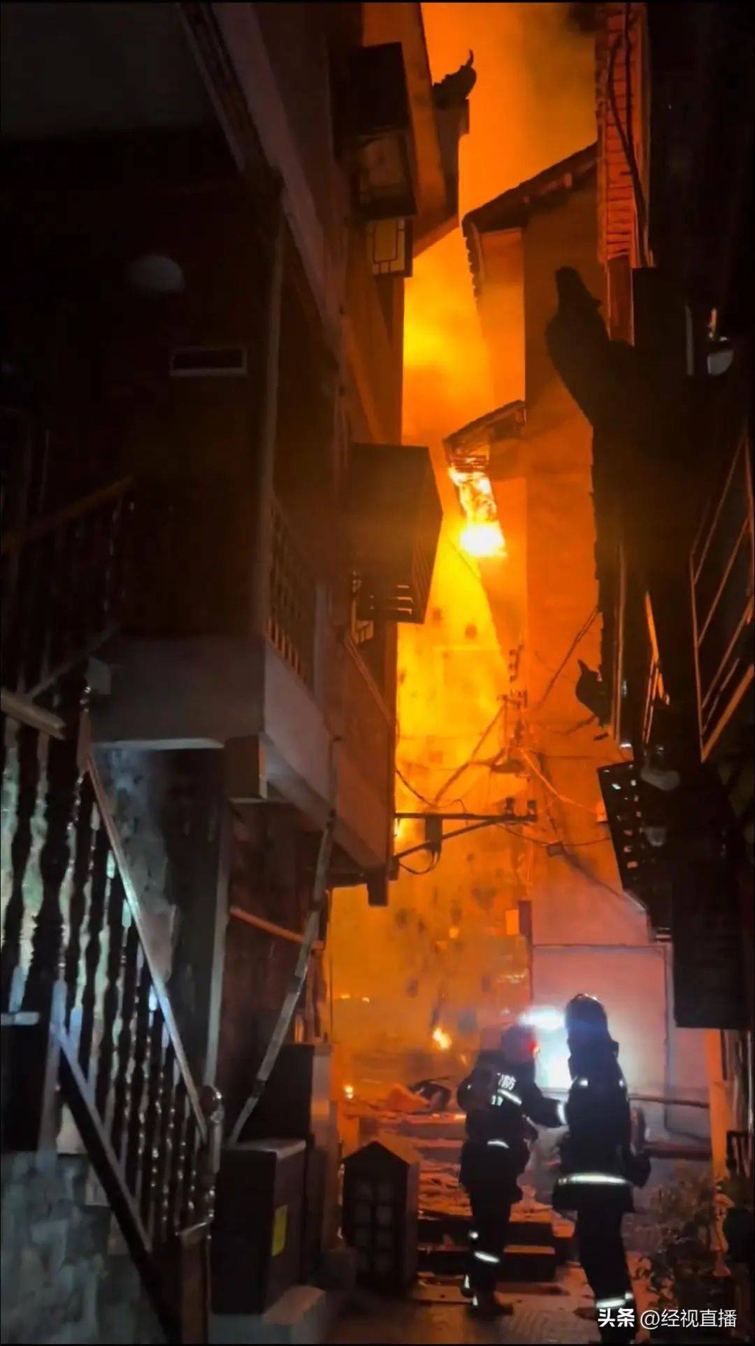 凤凰古城一建筑深夜起火：有游客穿睡衣逃生<strong></p>
<p>币圈比较好的论坛</strong>，当地多部门调查