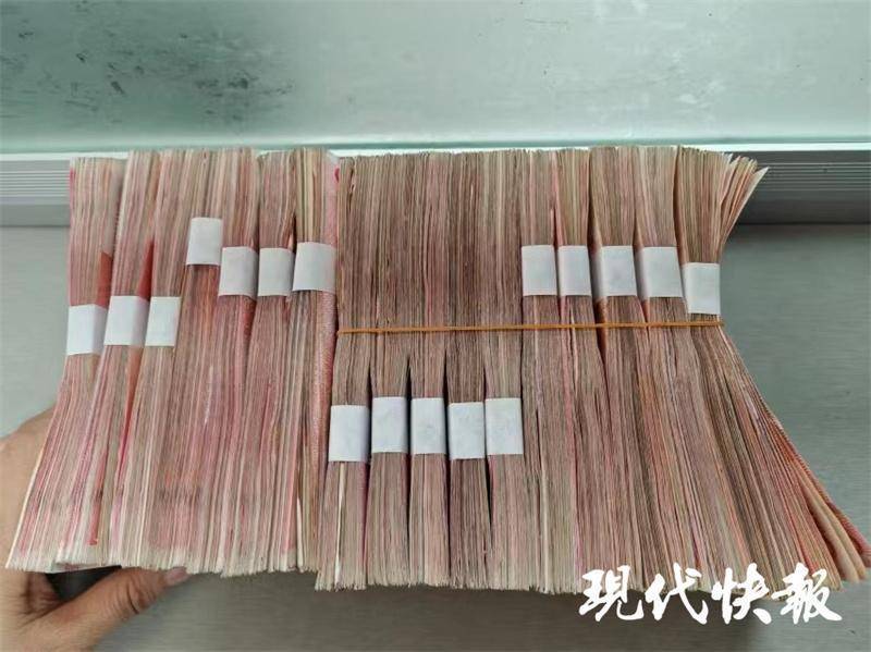 女子把17万元现金藏床底多年<strong></p>
<p>好用的换ip软件</strong>，发霉粘在了一起