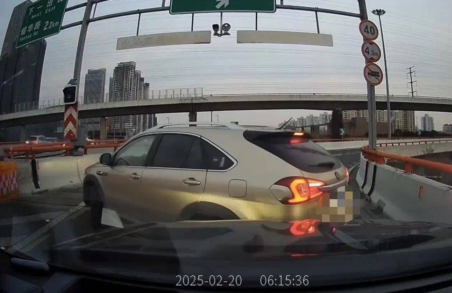 离谱！事发上海高架<strong></p>
<p>原油价格行情</strong>，一SUV开错路，竟原地掉头逆行