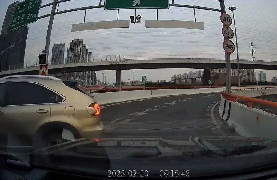 离谱！事发上海高架<strong></p>
<p>原油价格行情</strong>，一SUV开错路，竟原地掉头逆行